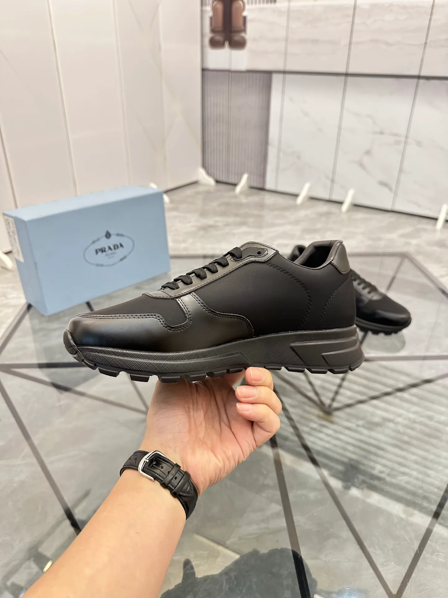 Men's shoes: 💰P440¥ Product trademark: Prada *"Prada*" low-top casual shoes Regular size: 38-44 (can be customized to 45.46) Product materials: imported cowhide upper, sheepskin lining, original outsole. Number: 835